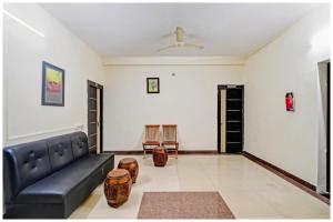 Posezení v ubytování Hotel S-R Palace Near City Bus Stand - Fully Air Conditioning Hotel - Luxury & Spacious Room -Best Hotel In Bhubneshwar
