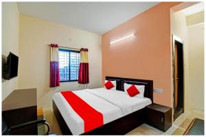 Postel nebo postele na pokoji v ubytování Hotel S-R Palace Near City Bus Stand - Fully Air Conditioning Hotel - Luxury & Spacious Room -Best Hotel In Bhubneshwar