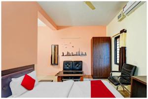 Postel nebo postele na pokoji v ubytování Hotel S-R Palace Near City Bus Stand - Fully Air Conditioning Hotel - Luxury & Spacious Room -Best Hotel In Bhubneshwar