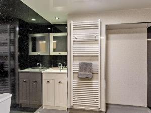 Whitfordにある3 Bed in Holywell 89614のバスルーム(シンク、タオル付) +38枚の写真