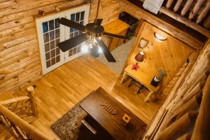 Posezení v ubytování Crabapple-Secluded cabin with pond creek access, hot tube, fire pit in Blue Ridge