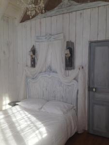La CoudreにあるLa cabane de peau d'aneのベッドルーム(天蓋付き白いベッド1台付)