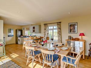 Una cocina y un comedor con mesa y sillas. en 3 Bed in Bedale 91574, en Hornby