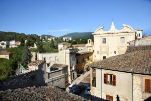 Calvi dellʼ UmbriaにあるB&B Delle Erbeの山を背景にした町の一団