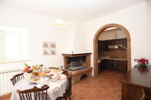 Calvi dellʼ UmbriaにあるB&B Delle Erbeのダイニングルーム(テーブル、暖炉付)