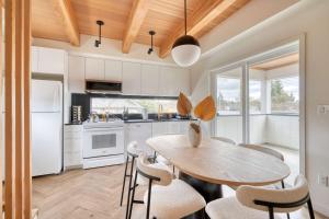 Η κουζίνα ή μικρή κουζίνα στο Stay Portland - 4BR - Alberta Arts Townhome - Shop - Dine - Chill