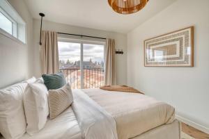 Ένα ή περισσότερα κρεβάτια σε δωμάτιο στο Stay Portland - 4BR - Alberta Arts Townhome - Shop - Dine - Chill