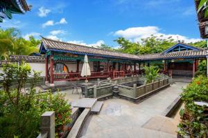 景洪市Naran manor的一座带遮阳伞的庭院