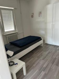 a small bedroom with a bed and a table at HAI1 - Morderne Unterkunft mit Einzelzimmer in Hainburg +1 photo