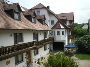 um grupo de casas com telhados em Hotel Gasthof Käßer em Ansbach