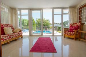 - un salon avec deux canapés et un tapis rouge dans l'établissement Can Barbas, à Port de Pollença