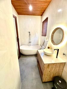 Afbeelding uit fotogalerij van wiku villa in Blahbatu +6 foto's