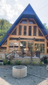 LerikにあるLerik Villaの大きな窓のある大きな木造の建物