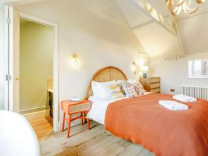 En eller flere senge i et værelse på 1 Bed in Charmouth 87528