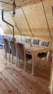LerikにあるLerik Villaのダイニングルームテーブル(椅子付)