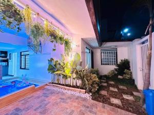 een badkamer met een bad en wat planten erin bij Entire 2BR Private Villa eith Indoor Pool & BBQ Grill in Sampong