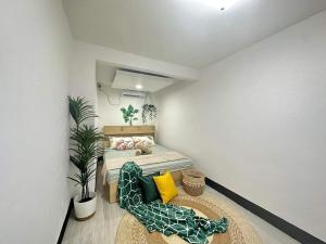 een woonkamer met een bank en een tafel bij Entire 2BR Private Villa eith Indoor Pool & BBQ Grill in Sampong +26 foto's