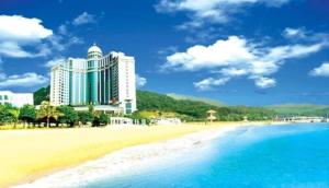 珠海市にあるZhuhai Dehan Hotelの海辺のホテル