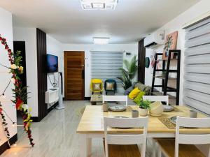 een eetkamer en woonkamer met een tafel en stoelen bij Entire 2BR Private Villa eith Indoor Pool & BBQ Grill in Sampong