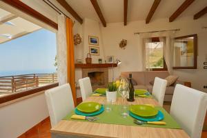 una sala da pranzo con tavolo e vista sull'oceano di Villetta Bonifato ad Alcamo