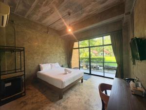 Ban Wang TakhraiMa-Kham Forest Resort的一间带床和大窗户的卧室 更多198张照片