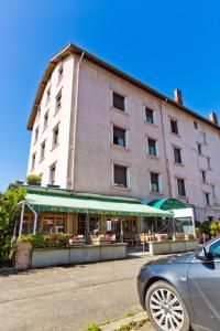 un edificio con un coche aparcado delante de él en Logis - Hôtel Restaurant Bellevue Annecy en Annecy