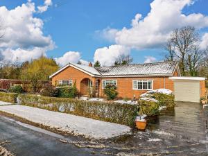 Una casa de ladrillos rojos con nieve en el suelo. en 3 Bed in Thirsk 91245, en Sessay