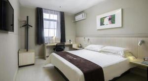a bedroom with a large white bed and a window at Jinjiang Inn Nanjing Xinjiekou in Nanjing +120 photos