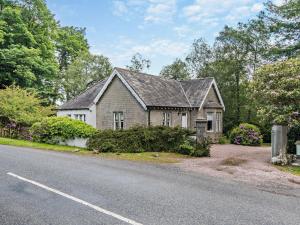 Langholmにある3 Bed in Langholm 95053の道路脇に腰掛けた家