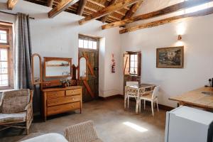 Zimmer mit einem Tisch und einem Esszimmer in der Unterkunft Old Posthouse Guest Accommodation in Ladismith