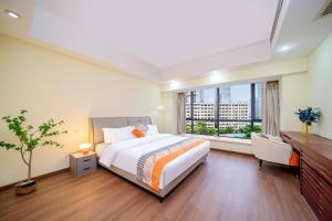 a bedroom with a large bed and a window at Shengmei Ya International Service Apartment Guangzhou (Pazhou Convention and Exhibition Center Modiesha Metro Station Branch) in Guangzhou +12 photos