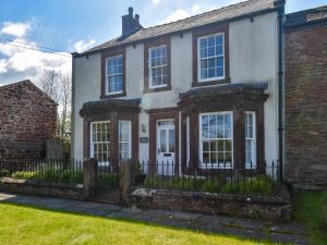 una vieja casa de ladrillo con una valla en 4 Bed in Wigton 95640, en Hayton
