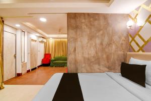 a hotel room with a bed and a living room at Super Townhouse Oak Ballygunge Formerly Hotel Lovelock in Ballygunge