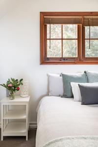 zwei Betten in einem Schlafzimmer mit Fenster in der Unterkunft Beautiful 2BR Rainforest Retreat Free Wifi in Springbrook