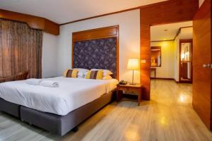 Una cama o camas en una habitación de Royal Diamond Hotel 52 fotos más