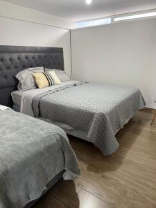 コモドーロ・リバダビアにあるCasa Éliteのベッド2台と窓のある寝室