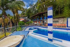 ein Resort-Swimmingpool mit Whirlpool in der Unterkunft Finca Hotel Santo Tomas Campestre in Rionegro