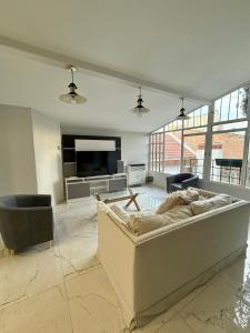 コモドーロ・リバダビアにあるCasa Éliteのソファと薄型テレビのあるリビングルーム