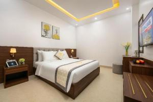 a bedroom with a bed and a television in it at Chin Luc Hotel in Ðồng Phú