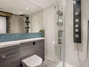 a bathroom with a toilet and a shower at 3 Bed in Holmfirth 94342 in Thurlstone +19 photos
