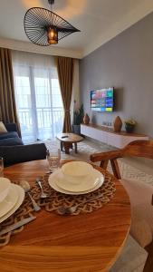 TV a/nebo společenská místnost v ubytování Cozy Top-Floor Apartment with Balcony & City Views near United Nations