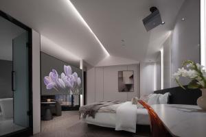 ein weißes Schlafzimmer mit einem Bett und einem Tisch in der Unterkunft Chongqing Jiangbei Guanyinqiao Pedestrian Street Berry Hotel in Chongqing + 28 Fotos