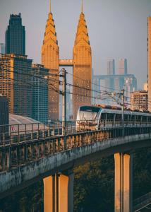 ein Zug auf einer Brücke vor einer Stadt in der Unterkunft Chongqing Jiangbei Guanyinqiao Pedestrian Street Berry Hotel in Chongqing