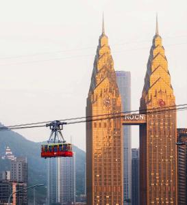 ein Blick auf das Khashoggi-Gebäude in Korea in der Unterkunft Chongqing Jiangbei Guanyinqiao Pedestrian Street Berry Hotel in Chongqing
