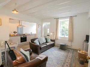 West Burtonにある2 Bed in Aysgarth 75441のソファとテーブルのあるリビングルーム