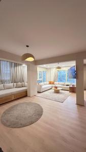 Una cama o camas en una habitación de Comfortable Apartment Bohemian style in Zamalek for Family