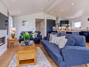un salon avec un canapé bleu et une table dans l'établissement 2 Bed in St Andrews 94606, à St Andrews 19 autres photos