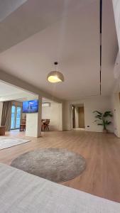 Una televisión o centro de entretenimiento en Comfortable Apartment Bohemian style in Zamalek for Family