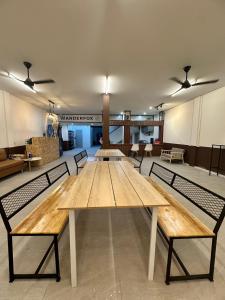 una grande camera con tavolo e panche in legno di WanderFox a Chiang Mai Altre 37 foto