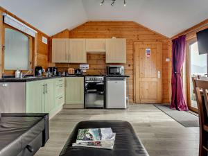 セント・フィルカンズにある1 Bed in Callander 77553の木製のキャビネットとコンロ付きオーブンを備えたキッチン